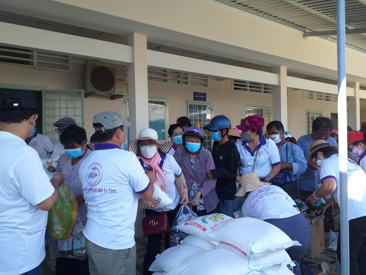 Tặng quà cho người mù và NKT tại thành phố Trà Vinh 